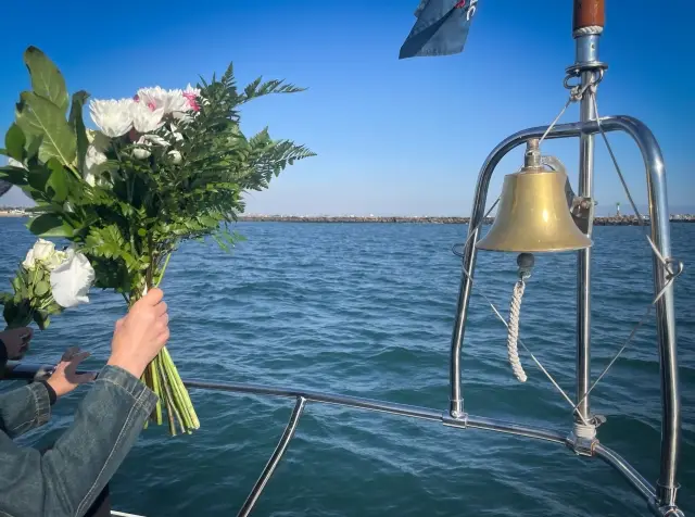 家族が海に手を合わせる写真