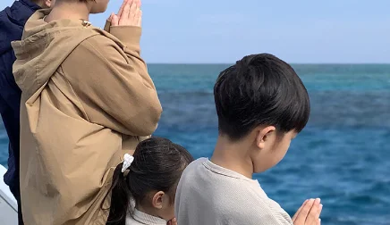 海に花を撒くセレモニーの様子